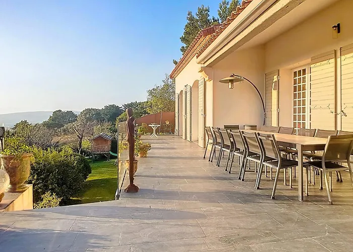 Spacious Villa With Pool And Bay Views