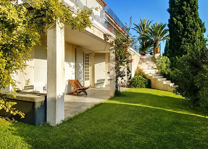 Spacious Villa With Pool And Bay Views